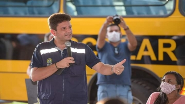 Gladson entrega ônibus escolares e kits à comunidade de Porto Acre 